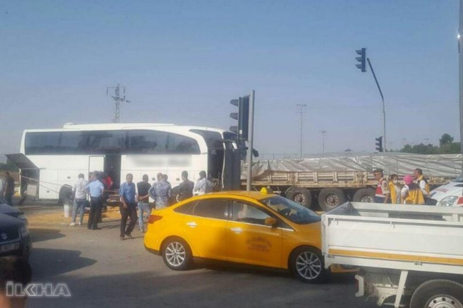 Li Enqerê otobusa rêwiyan li TIRê qelibî: 3 mirî