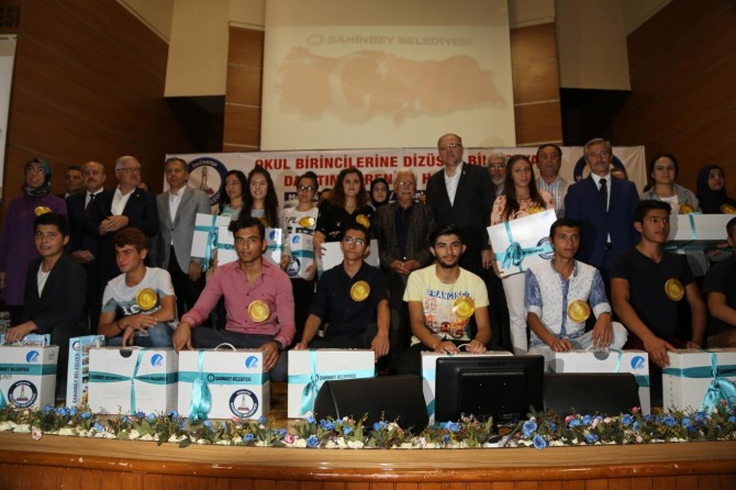 Gaziantep’te okul birincilerine bilgisayar hediye edildi