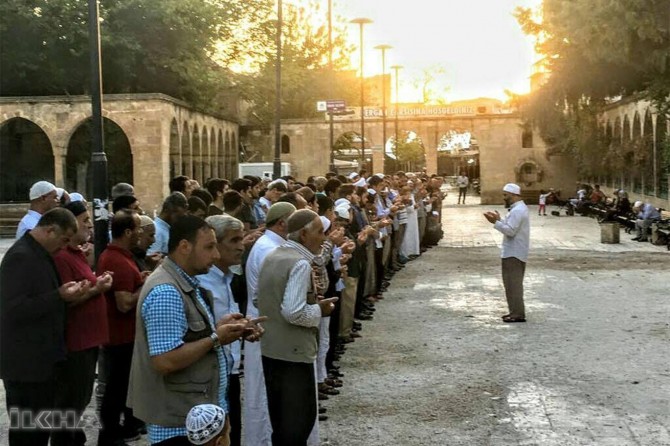 Funeral prayer performs for Arakanese Muslims who were murdered