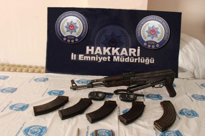 Hakkari’de PKK’ye ait silah ve telsiz ele geçirildi