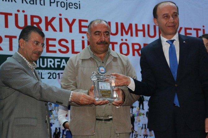 Şanlıurfa'da yeni kimlik kartını törenle aldı