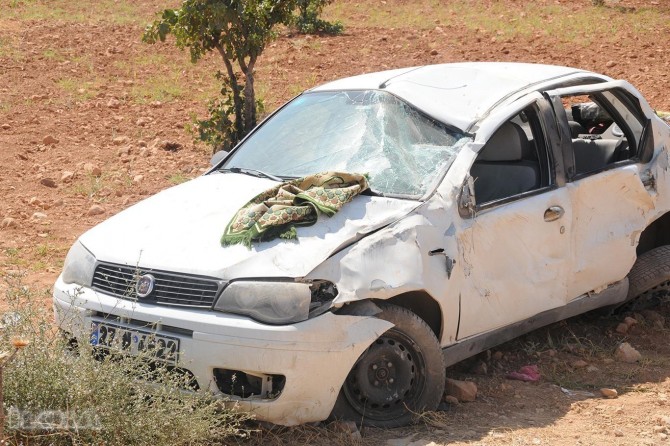Otomobîl gindirî şarampolê: 2 birîndar