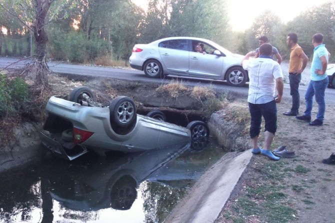 Su kanalına giren otomobildekilerin imdadına çevredekiler yetişti