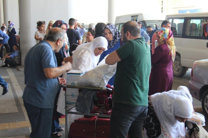 Diyarbakırlı hacılar kutsal topraklardan dönmeye başladı video foto