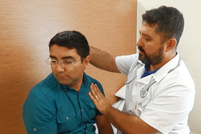 Uzun süre cep telefonu kullanmak boyun ağrılarına neden oluyor