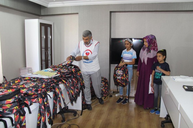 Yetimler Vakfı, bin yetim çocuğa kırtasiye yardımında bulundu video