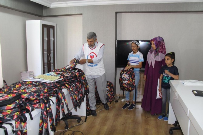 Weqfê Yetîman ji hezar zarokên yetîm re alîkariya kirtasiyê kir