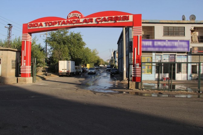 Kanalizasyon suyu esnafı canından bezdirdi