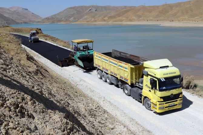 Gürpınar Akbulut Mahallesi yolları 20 yıl aradan sonra ilk defa asfaltlandı