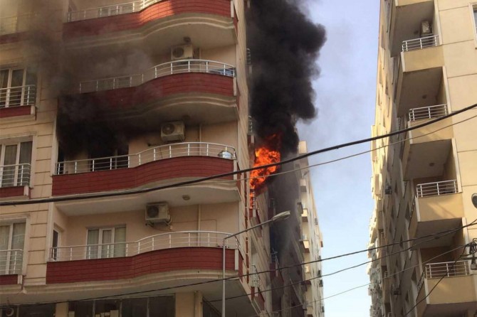 Çıkan yangında ev küle döndü