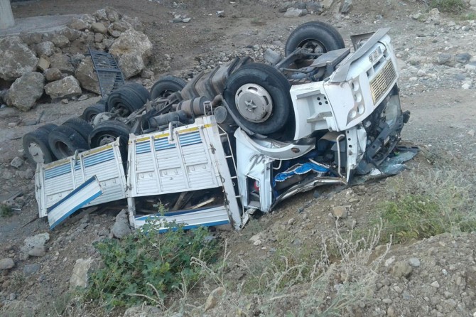 ​Bingöl'de freni patlayan kamyondan atladı