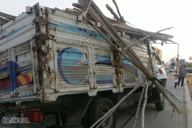 Kamyonet oda başkanlarının bulunduğu araçlara çarptı