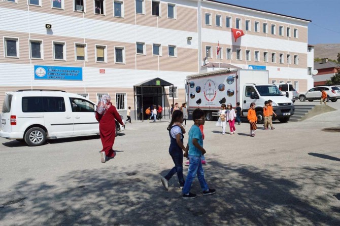 Bitlis’te 99 bin öğrenci için ilk ders zili çaldı