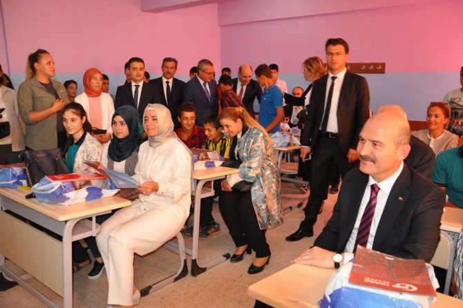Bakanlar Soylu ve Kaya Aybüke öğretmenin okulunda ilk ders zilini çaldı