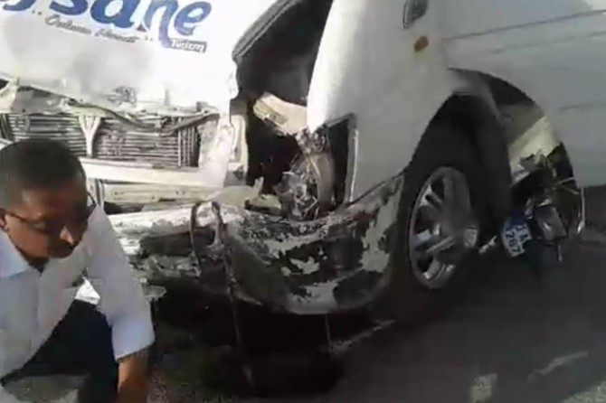 Okul servisi motosiklete çarptı: 2 yaralı