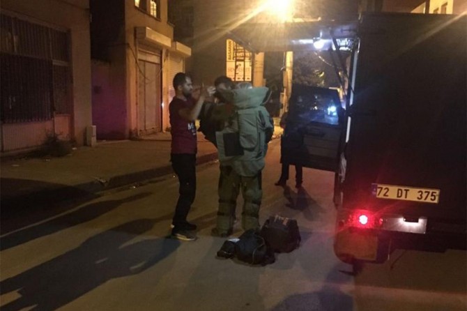 Şüpheli çanta fünye ile patlatıldı