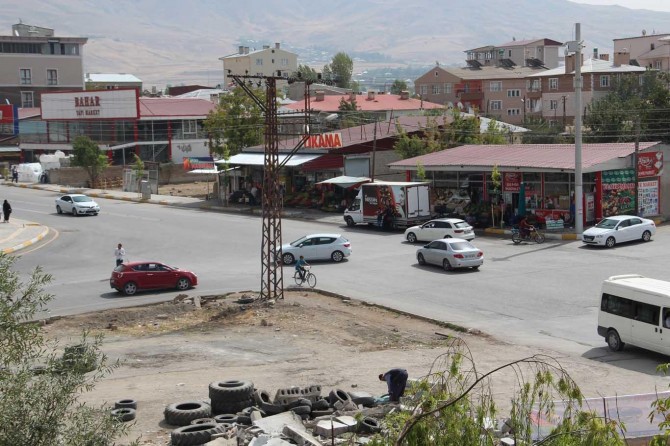 Van’da trafik ışıklarının olmadığı yol tehlike saçıyor