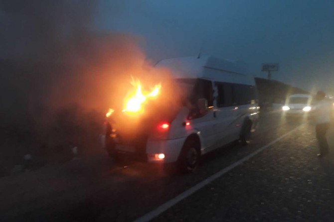 Batman-Siirt Karayolunda seyir halindeki yolcu minibüsü alev aldı