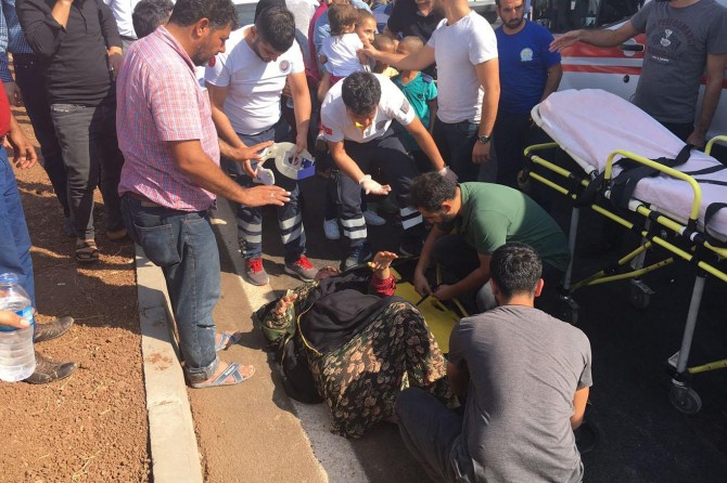 Yolun karşısına geçmek isteyen kadına otomobil çarptı