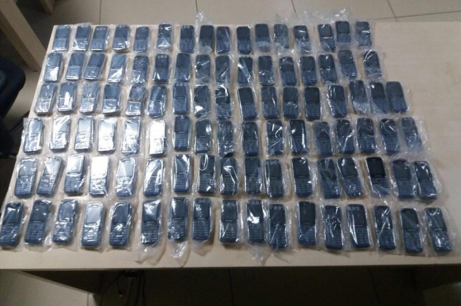 Kargo aktarma merkezinde kaçak cep telefonu ele geçirildi