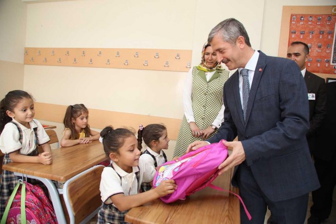 Gaziantep’te öğrencilere kırtasiye yardımı yapıldı