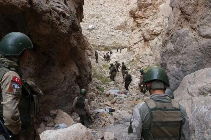 Van’da PKK sığınaklarına operasyon