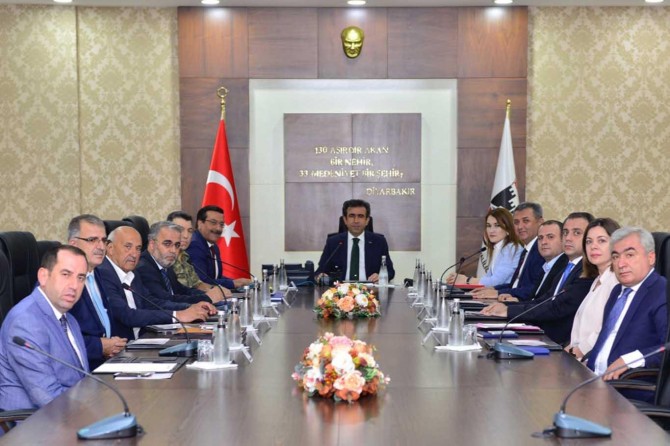 Diyarbakır Valisi "Biz Anayoluyuz projesi" toplantısına başkanlık etti