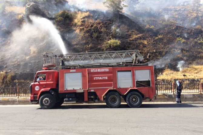 Mahallelerde çıkan yangına itfaiye müdahale etti