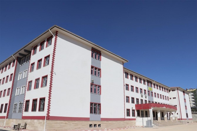 Yapımı tamamlanan okulun eğitime açılmamasına tepki