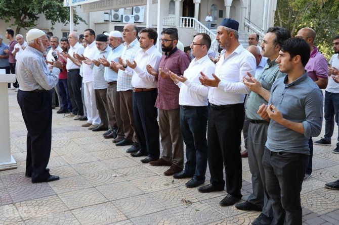 Bo Akîfê ku rêberê Îxwanê bû nimêja cenazê ya xiyabî hat kirin