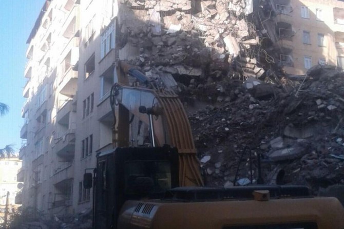 Diyarbakır Bağlar’da daha önce kolonu patlayan Dilşad Apartmanı yıkılıyor