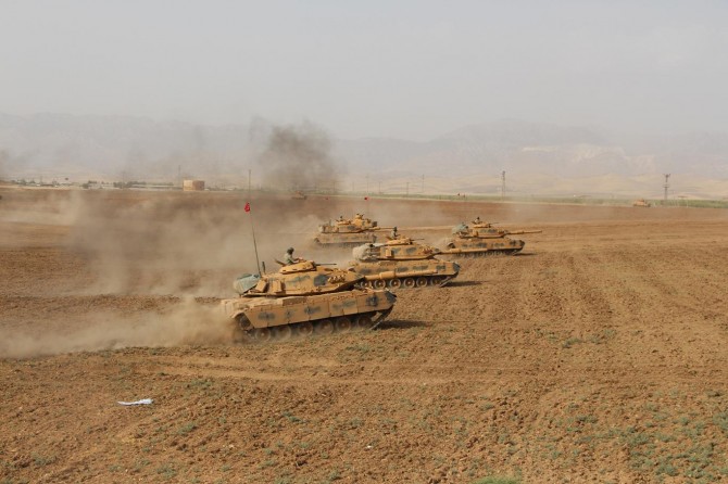Habur Bölgesindeki tatbikatta manevra ve taarruz eğitimi