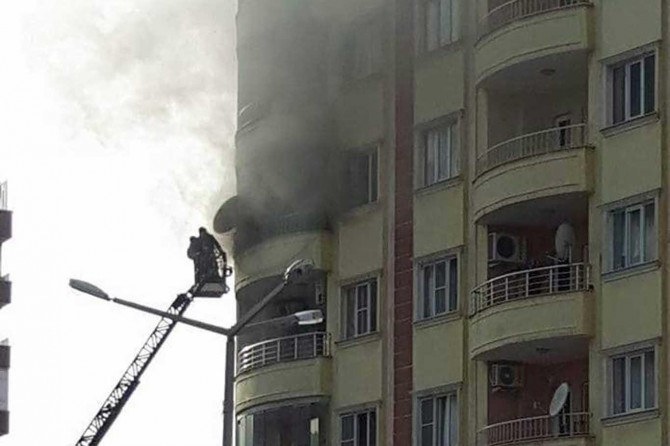 Evde çıkan yangında 3 kişi zehirlendi