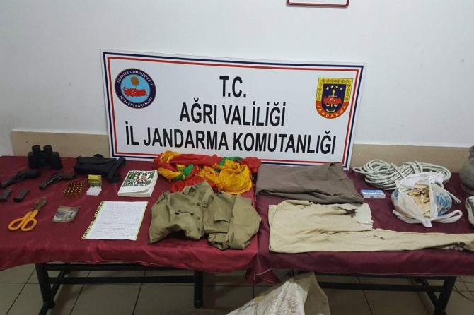 Yasaklı bölgeye giren 2 kişinin evinden PKK materyalleri çıktı