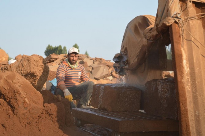Ahlat taşı sahip çıkılmayı bekliyor