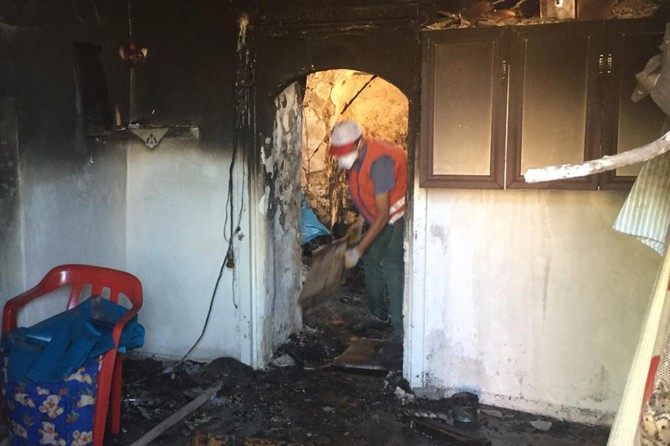 Eşini ve torununu kurtardı kendisi yanarak hayatını kaybetti