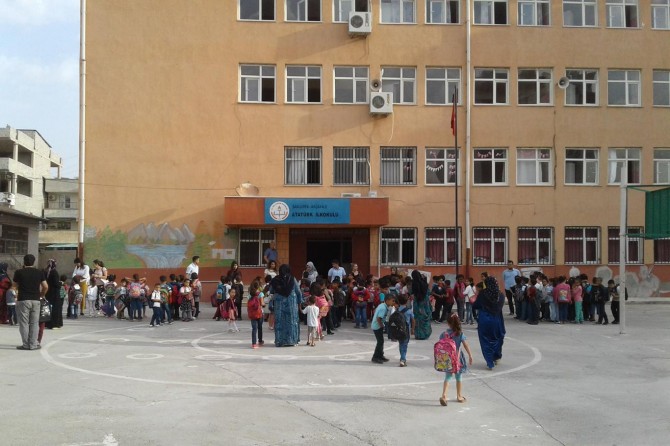 Okullar açılmasına rağmen ders başı yapamadılar