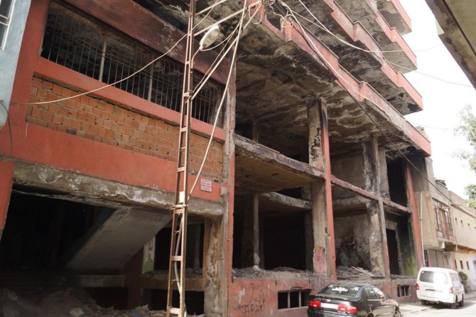 Madde bağımlıların mekânı haline gelen bina yıkılsın