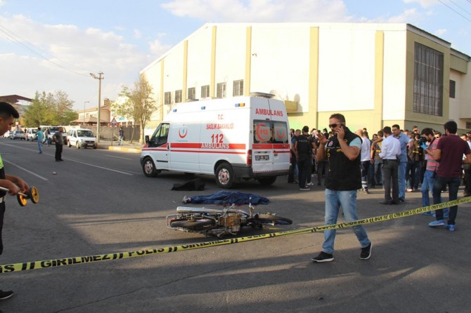 Diyarbakır’da öğrenci servis aracının çarptığı motosikletin sürücüsü hayatını kaybetti