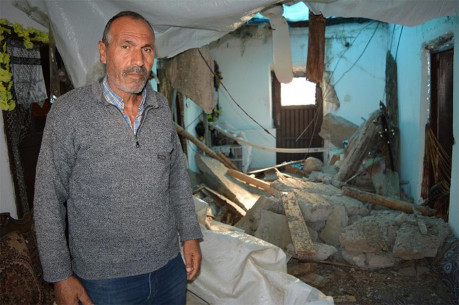 Harabe evde yaşam mücadelesi veren ailenin evi yıkıldı