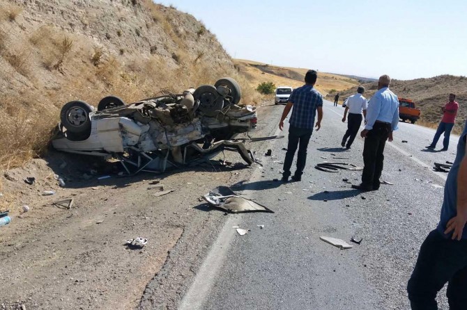 Adıyaman Kâhta'da otomobil ile minibüs çarpıştı: 1 ölü