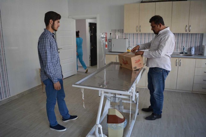 Batman'da duyarlı bir vatandaş kaza geçiren kediyi veterinere götürdü