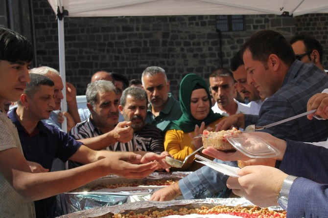 Diyarbakır'da vatandaşlara aşure dağıtıldı