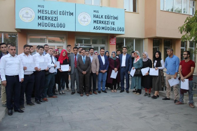 Muş'ta hasta kabul kursuna katılan kursiyerlere sertifika verildi