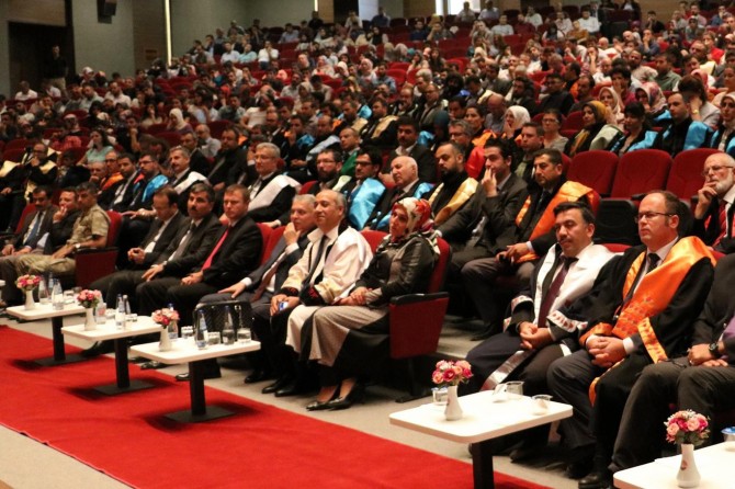 "Üniversitelerin siyasi görüşü olamaz"