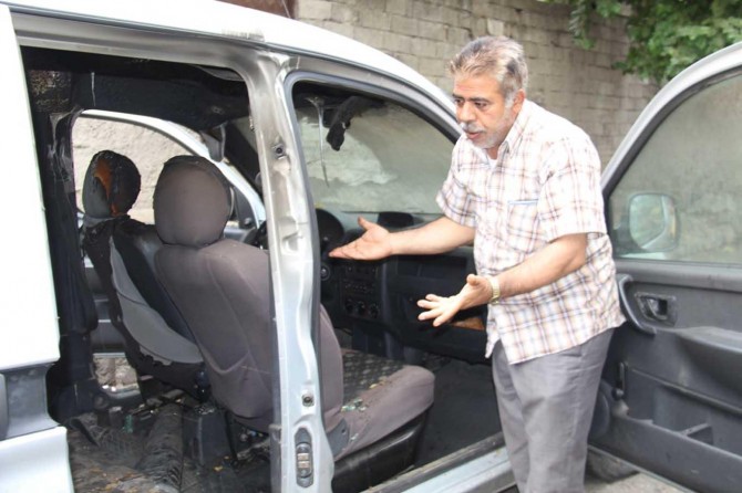 ​Diyarbakır’da kundaklanan aracını son anda tamamen yanmaktan kurtardı