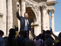 Tek Kişilik Gösterici İçin Polis Ordusu