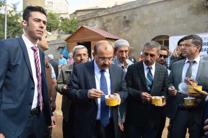 Bitlis'te aşure dağıtıldı