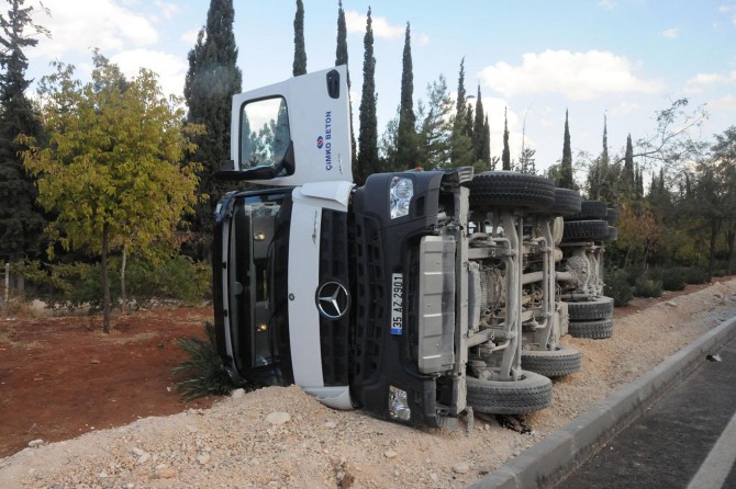 Devrilen beton mikserinden burnu kanamadan kurtuldu