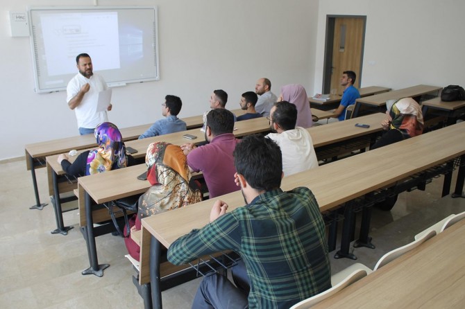 Üniversite öğrencileri Kürtçe tefsir dersi işliyor